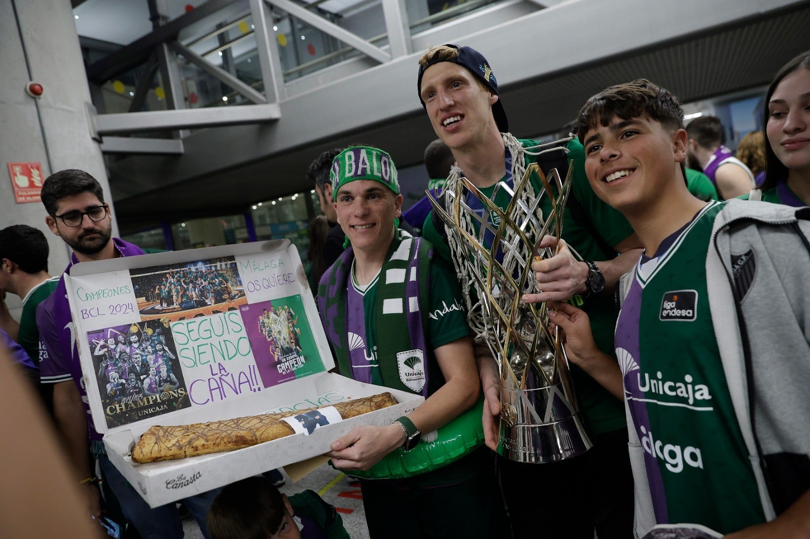 La copa de la Champions, recibida por 200 valientes en el aeropuerto de Málaga