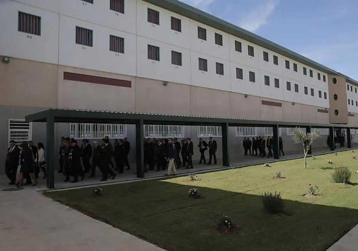 Fin de semana de tensión en la cárcel de Archidona: dos intentos de agresión y una autolesión con un corte en el cuello