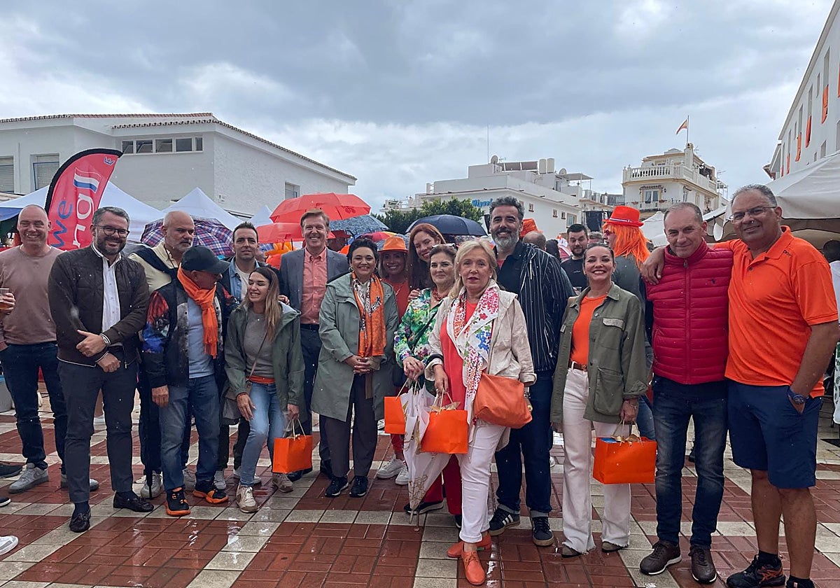 La alcaldesa y miembros del Gobierno local con una representación de la comunidad de los Países Bajos en Torremolinos.