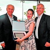 Marina Perezagua, con el galardón, entre Antonio Pedraza y José María García Urbano, ayer en Estepona.
