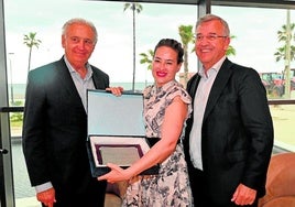 Marina Perezagua, con el galardón, entre Antonio Pedraza y José María García Urbano, ayer en Estepona.