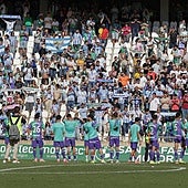Jugadores del Málaga agradecen el apoyo de la afición tras el partido contra el Córdoba.