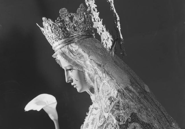 Antigua fotografía de la Virgen de la Esperanza de Málaga.