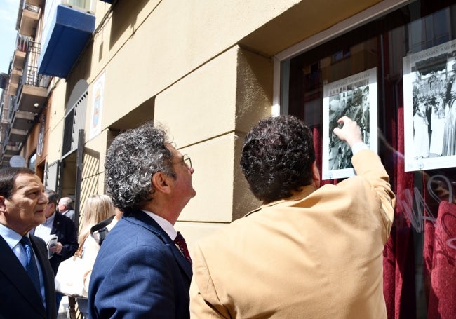 López Taza mostrando algunas fotografías al concejal Francisco Cantos.