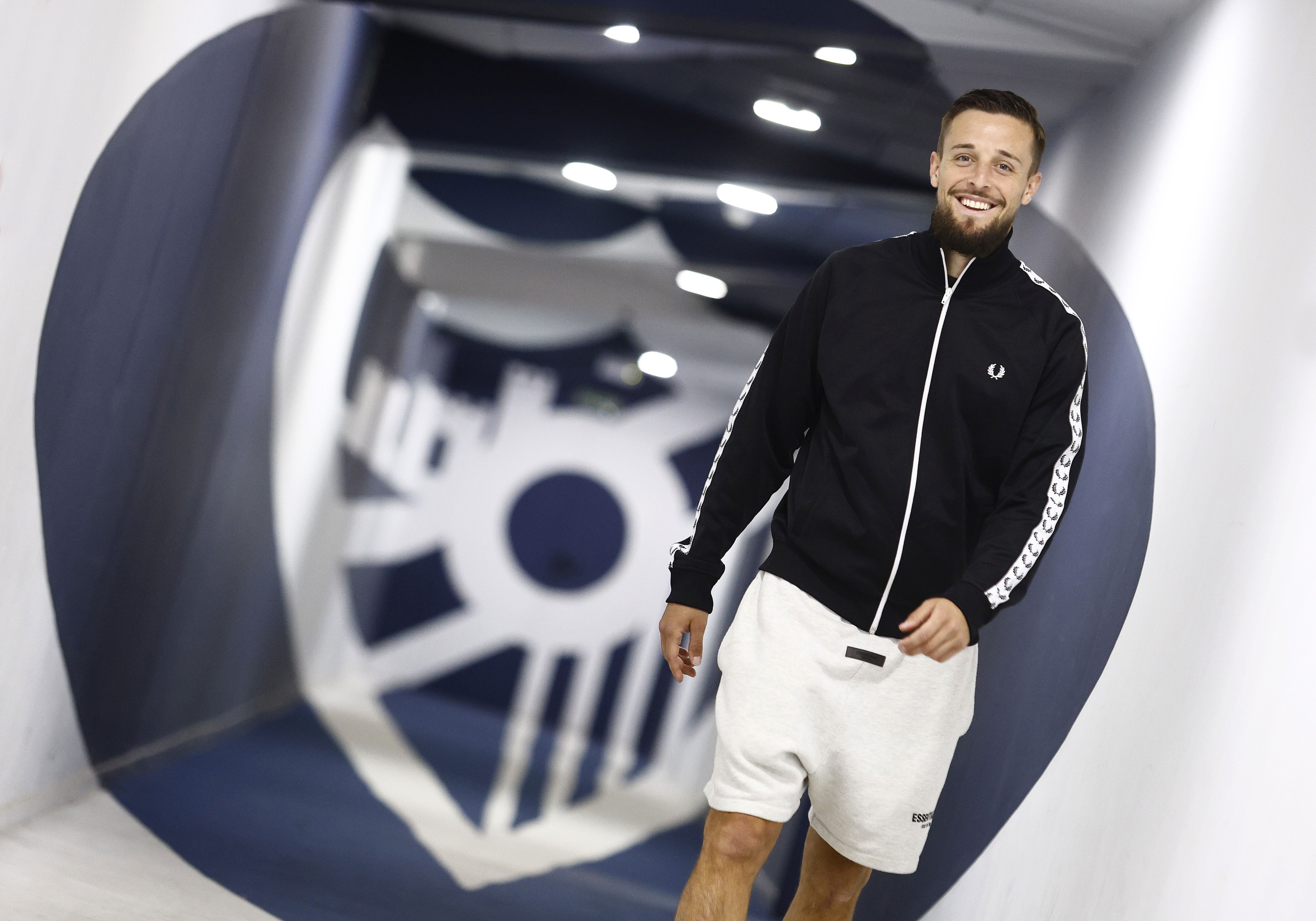 Genaro en el túnel de vestuarios de La Rosaleda.