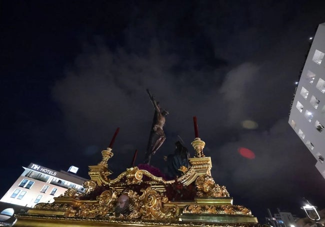 Tanto el Cristo de la Buena Muerte como su trono son obras de Francisco Palma Burgos.