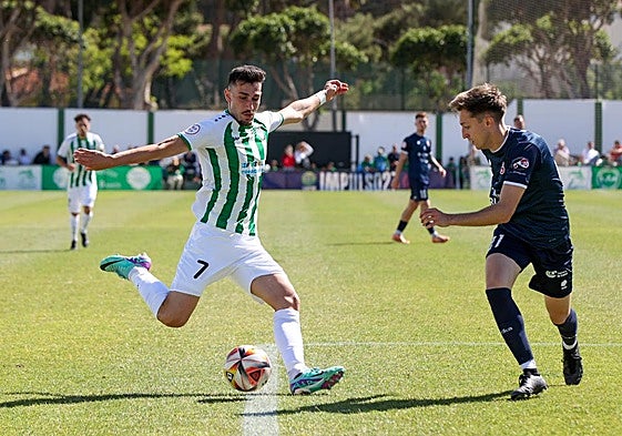Álex Camacho, del Torremolinos, en una jugada del partido.