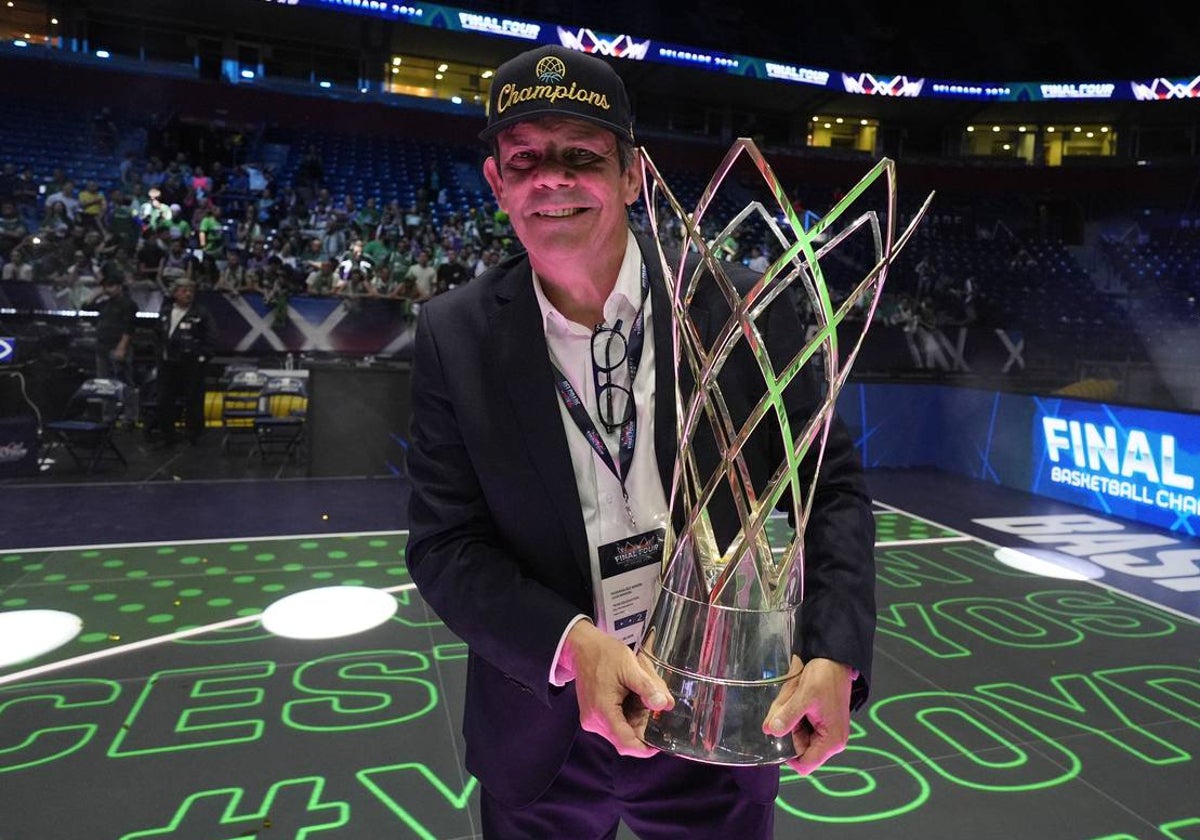 Juanma Rodríguez posa con el trofeo de la Champions en Belgrado.