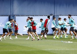 Jugadores del Málaga se ejercitan ante la mirad del entrenador, Pellicer, anteayer en el Anexo.