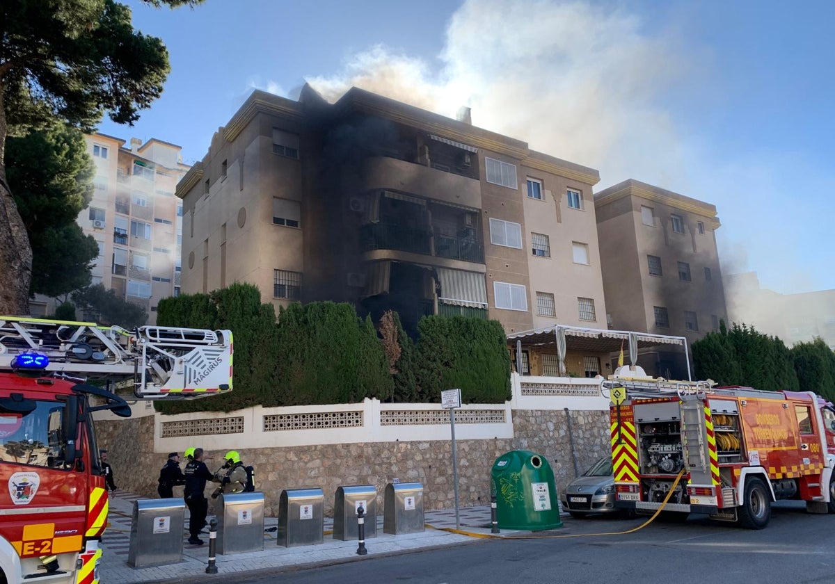 Acumulación de humo en la fachada del número 16 de la avenida de San Francisco, en Torremolinos.