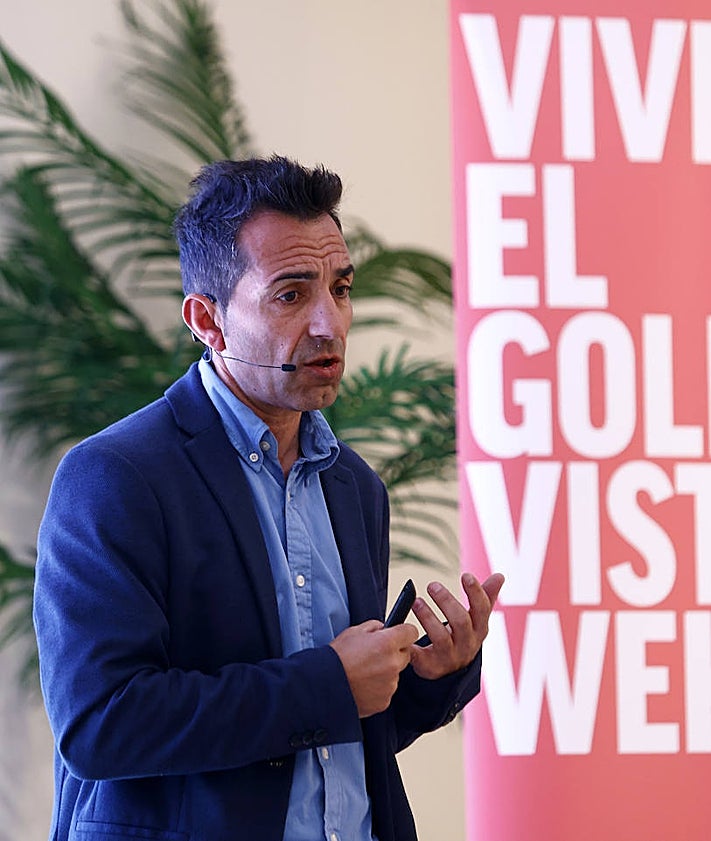 Imagen secundaria 2 - Eduardo Casasola se encargó de presentar la primera colección de la marca. 