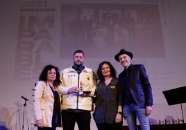 Rosa Torres, directora del IES Alfaguar y organizadora de los Premios Imparables, Iván Gelibter y Encarni Hinojosa, periodistas de SUR y Six, y Francisco Quintero, presentador de televisión.