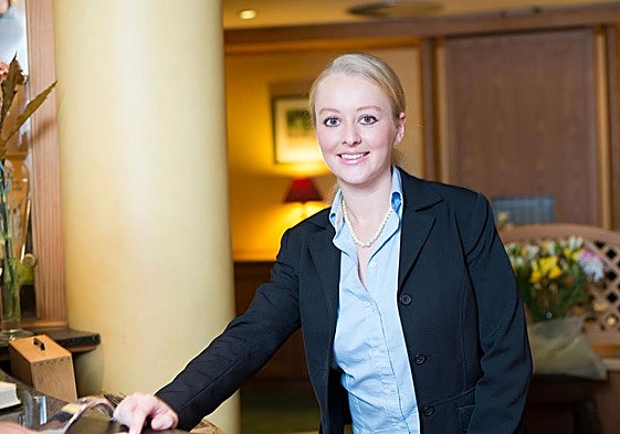 Una joven atiende la recepción de un hotel dentro de este proceso de formación.