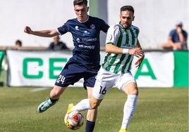 Juanjo, del Torremolinos, intenta controlar el balón.