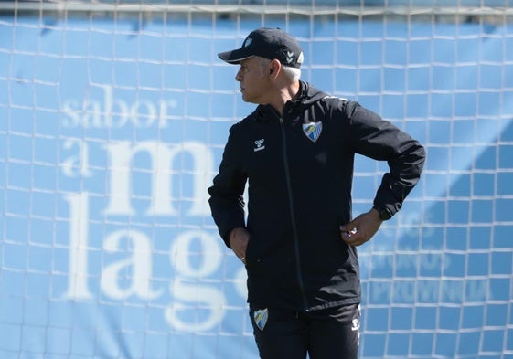 El técnico del Málaga, Sergio Pellicer, en el entrenamiento de este viernes en el Anexo de La Rosaleda.