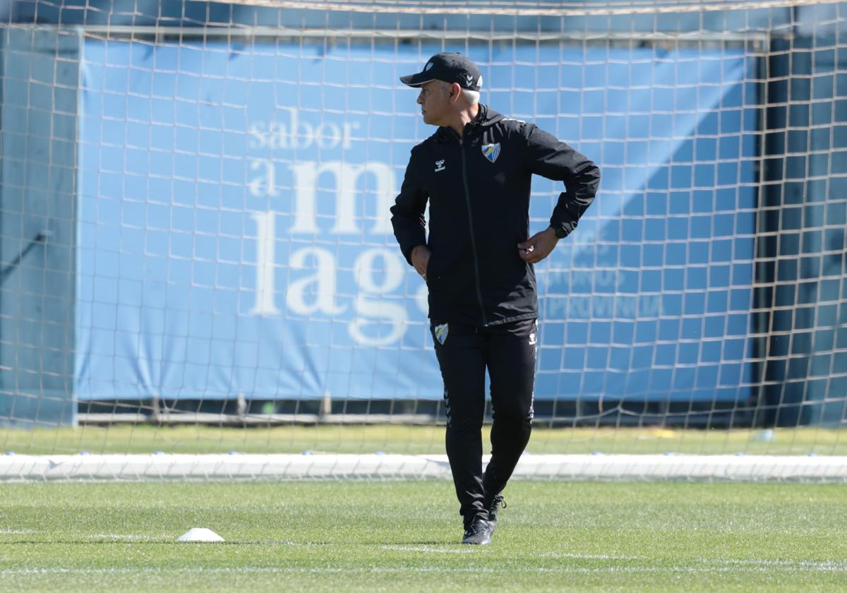 El técnico del Málaga, Sergio Pellicer, en el entrenamiento de este viernes en el Anexo de La Rosaleda.