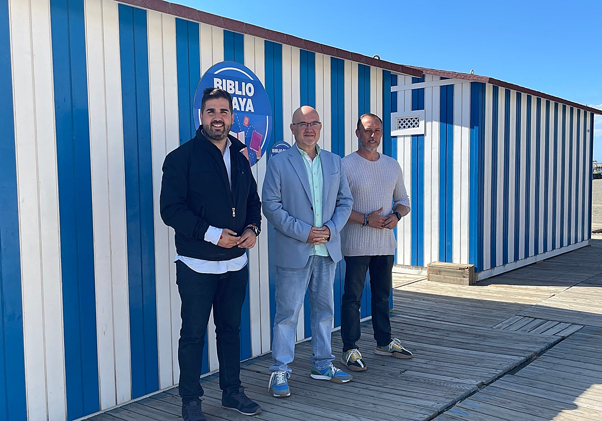 Los ediles David Segura, Jesús Carlos Pérez Atencia y David Vilches, en la 'biblioplaya' torreña.