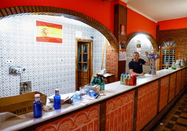 Interior del bar, ya prácticamente desmantelado.