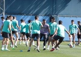 Los jugadores del Málaga, durante el entrenamiento de este viernes.