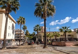 Obras en Estepona, en el entorno de la iglesia del Carmen, financiadas por los fondos europeos ligados al Plan de Recuperación.