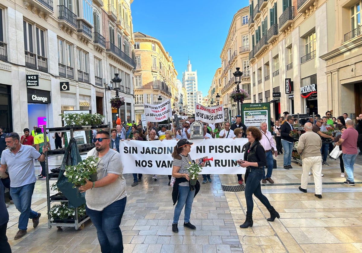 Reparto de plantas en la protesta organizada este viernes por las empresas de jardinería y piscinas.