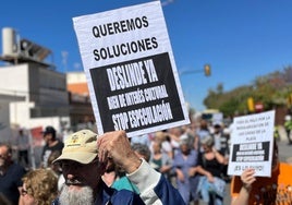 Manifestación de los vecinos de El Palo durante esta mañana por las calles del barrio.