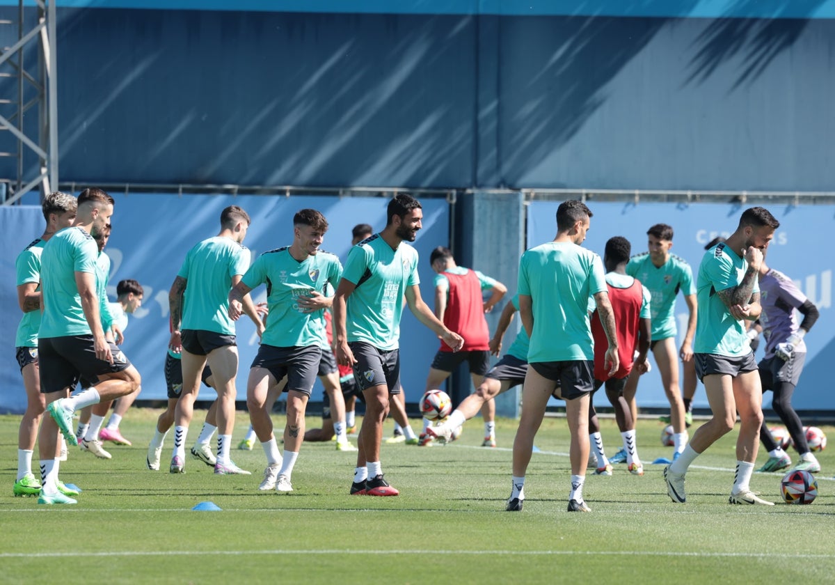 Los jugadores del Málaga, durante un entrenamiento de la semana.