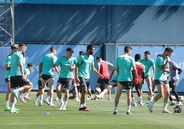 Los jugadores del Málaga, durante un entrenamiento de la semana.