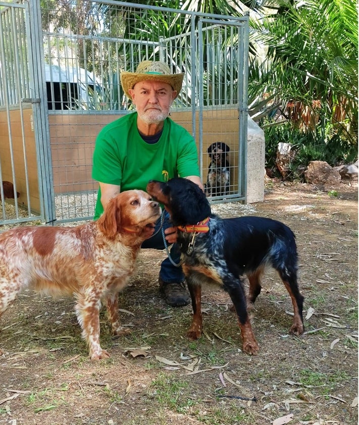 Imagen secundaria 2 - En la primera imagen, María Garrido junto a su hija y su Caniche toy; en la segunda imagen, la exhibición por parte de Adiestramiento Canino Scan, y en la tercera imagen, José Manuel Salmoral junto a sus Bretones de Trassiera.