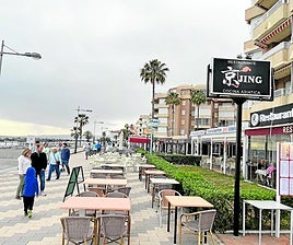 Imagen del emblemático paseo marítimo de la playa de Ferrara en Torrox, esta primavera.