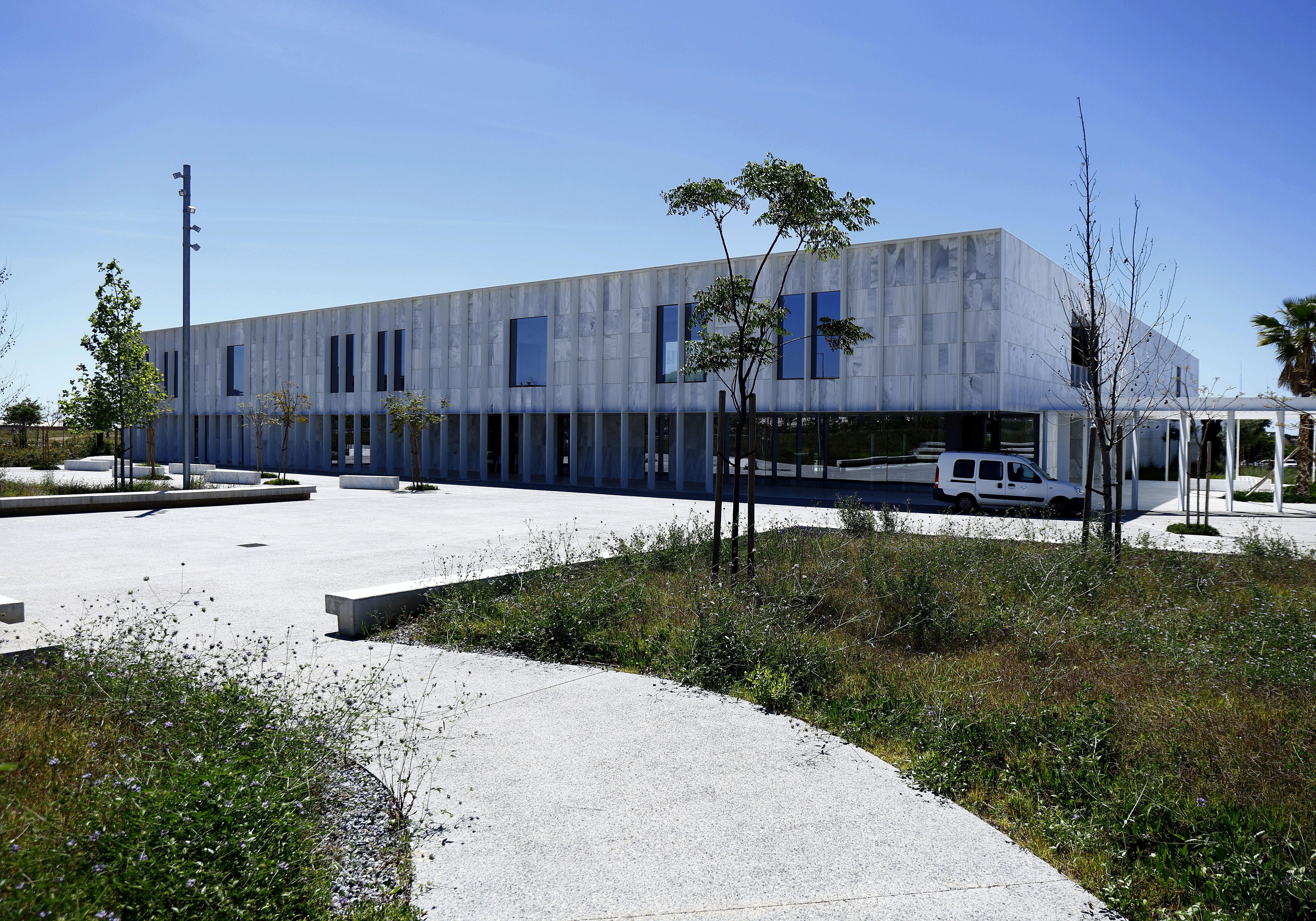 El nuevo pabellón de gobierno destaca en la zona de la ampliación por la sencillez y elegancia que le dan los 16.000 metros cuadrados de mármol Blanco Macael utilizados en su construcción. El jurado de los Premios Macael concedió en 2021 el premio a la Obra en Mármol Blanco Macael a la construcción. En 2022 recibió el primer premio Málaga de Arquitectura.