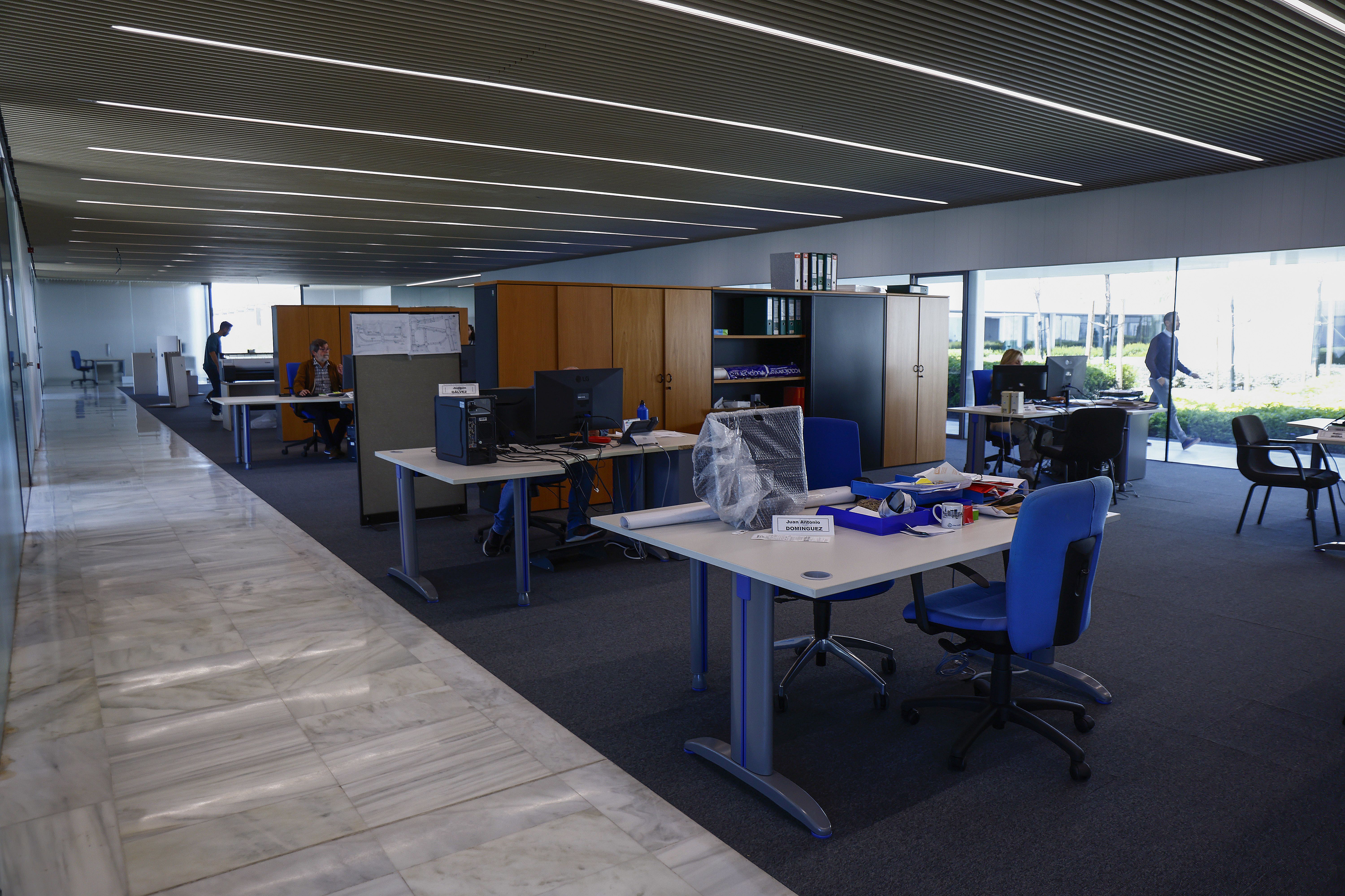 El amueblamiento y el equipamiento informático para el nuevo edificio estaba presupuestado en casi 5 millones de euros, una cantidad inasumible para el anterior equipo de gobierno, inmersa la UMA en graves dificultades económicas. La decisión del nuevo equipo ha sido aprovechar el mobiliario del actual pabellón de gobierno de El Ejido. El traslado costará de estar manera algo más de 40.000 euros, que es el coste de las horas extraordinarias de los trabajadores del servicio de mantenimiento.