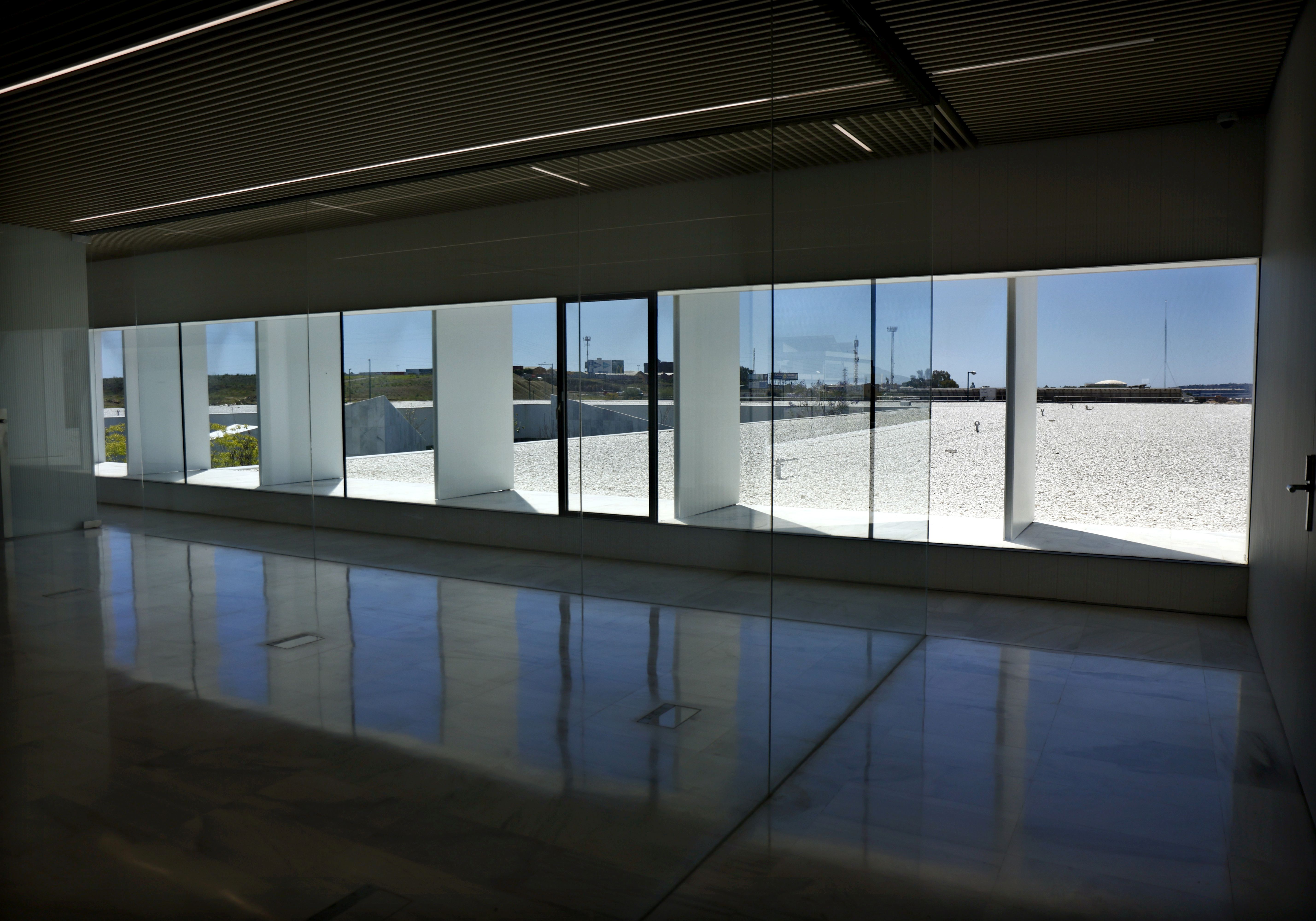 El plan de eficiencia energético diseñado por el nuevo equipo de gobierno contempla la instalación de paneles solares en las cubiertas, con lo que el edificio será autosuficiente. Además, cuenta con una planta fotovoltaica de 250 paneles, con una potencia total de más de 80 kW, empleando estos paneles además como cubierta de las marquesinas de la zona de aparcamiento externa.