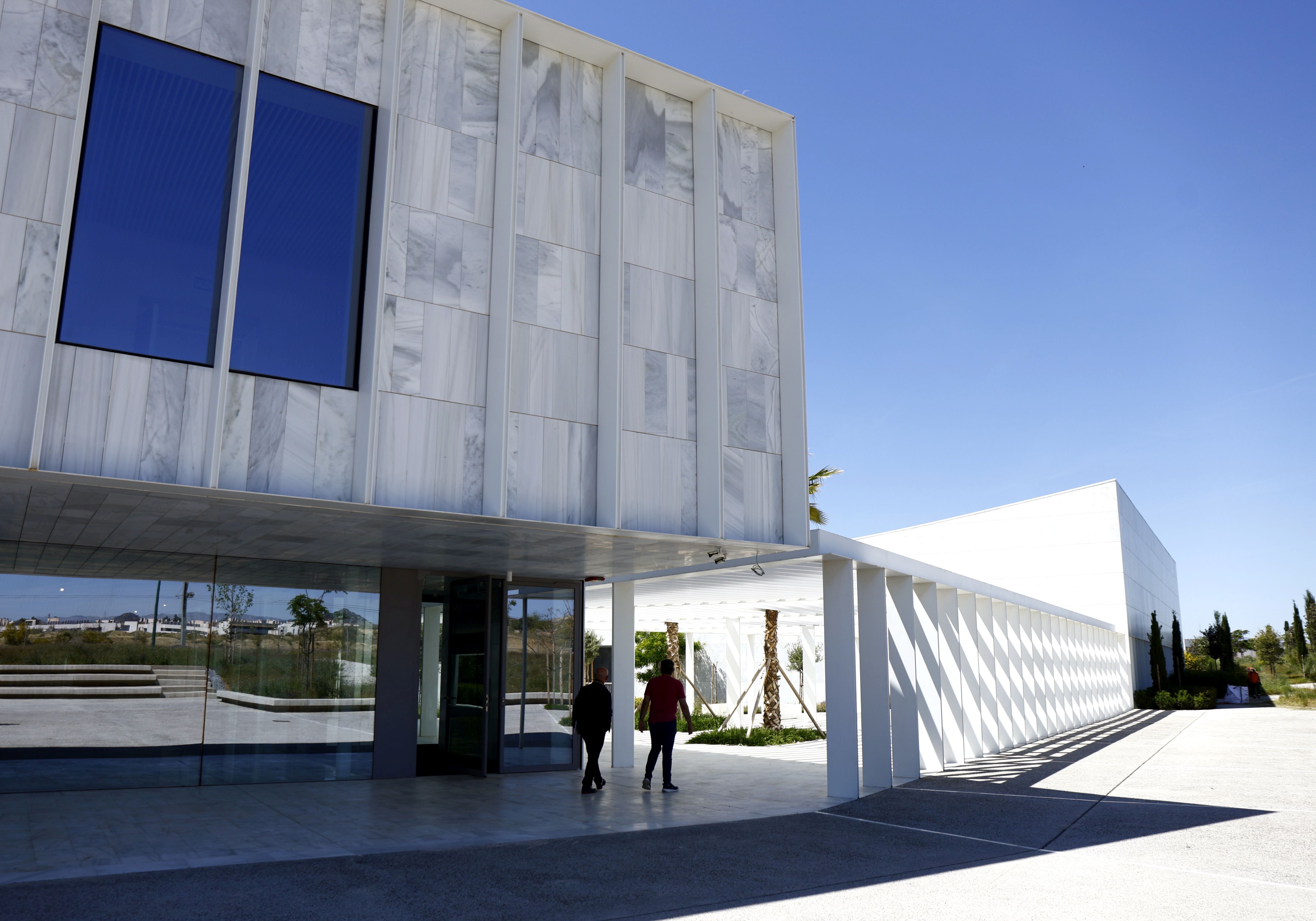 Junto al Pabellón de Gobierno se encuentra un auditorio al aire libre y un Paraninfo. El auditorio y los aparcamientos se integran en la pendiente del terreno. También el Paraninfo se sitúa contra el terreno, ligeramente excavado, de manera que se procura mitigar su mayor impacto volumétrico. El Paraninfo tiene aforo para 800 localidades, lo que lo convierte en el segundo de mayor capacidad de la capital, tras el Teatro Cervantes (1.104 localidades). El Paraninfo de El Ejido tiene 468 plazas.