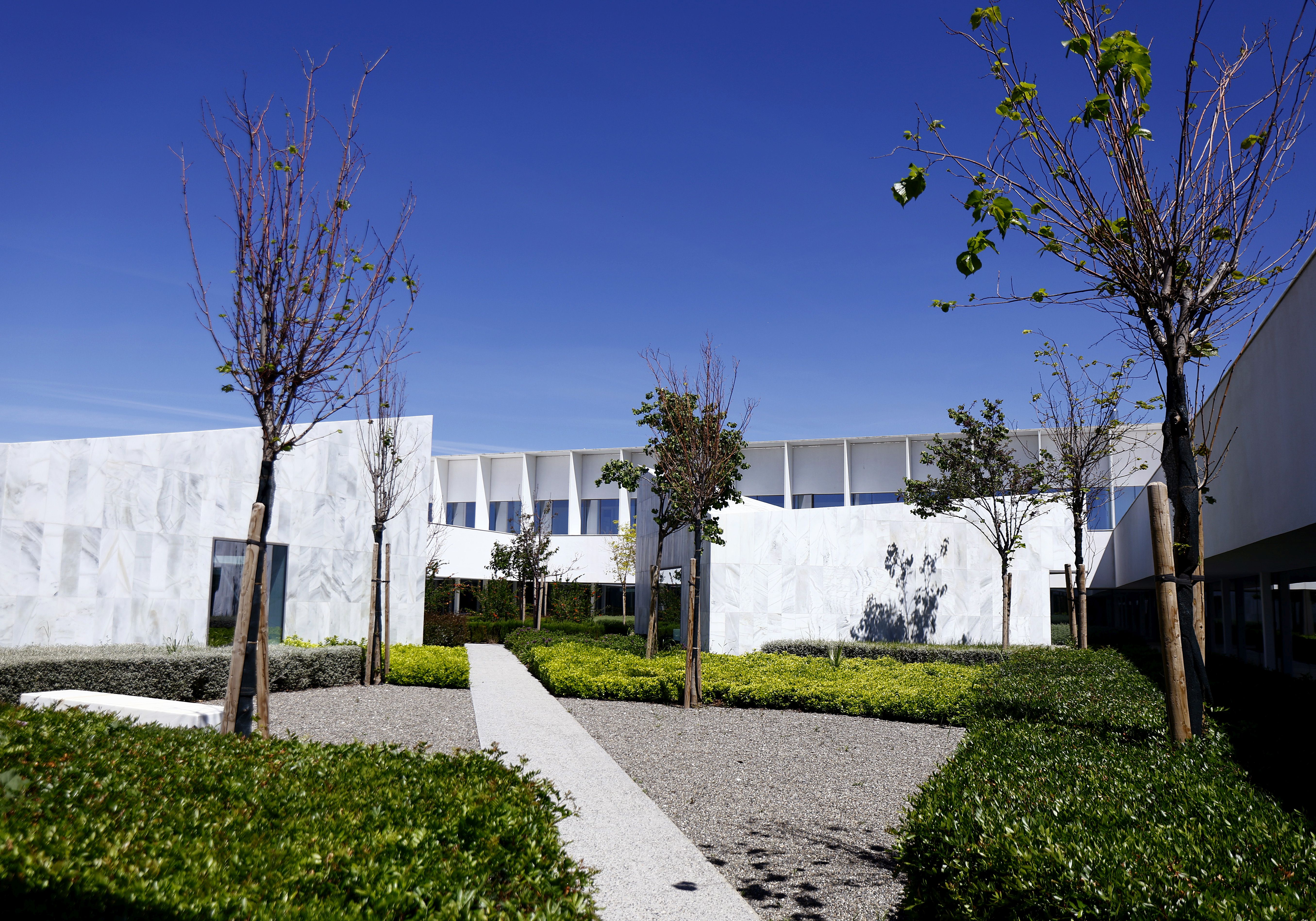En el jardín central se han construido dos módulos, uno que se destinará a sala de prensa y el segundo un espacio multifuncional que puede servir para pequeñas conferencias y presentaciones.