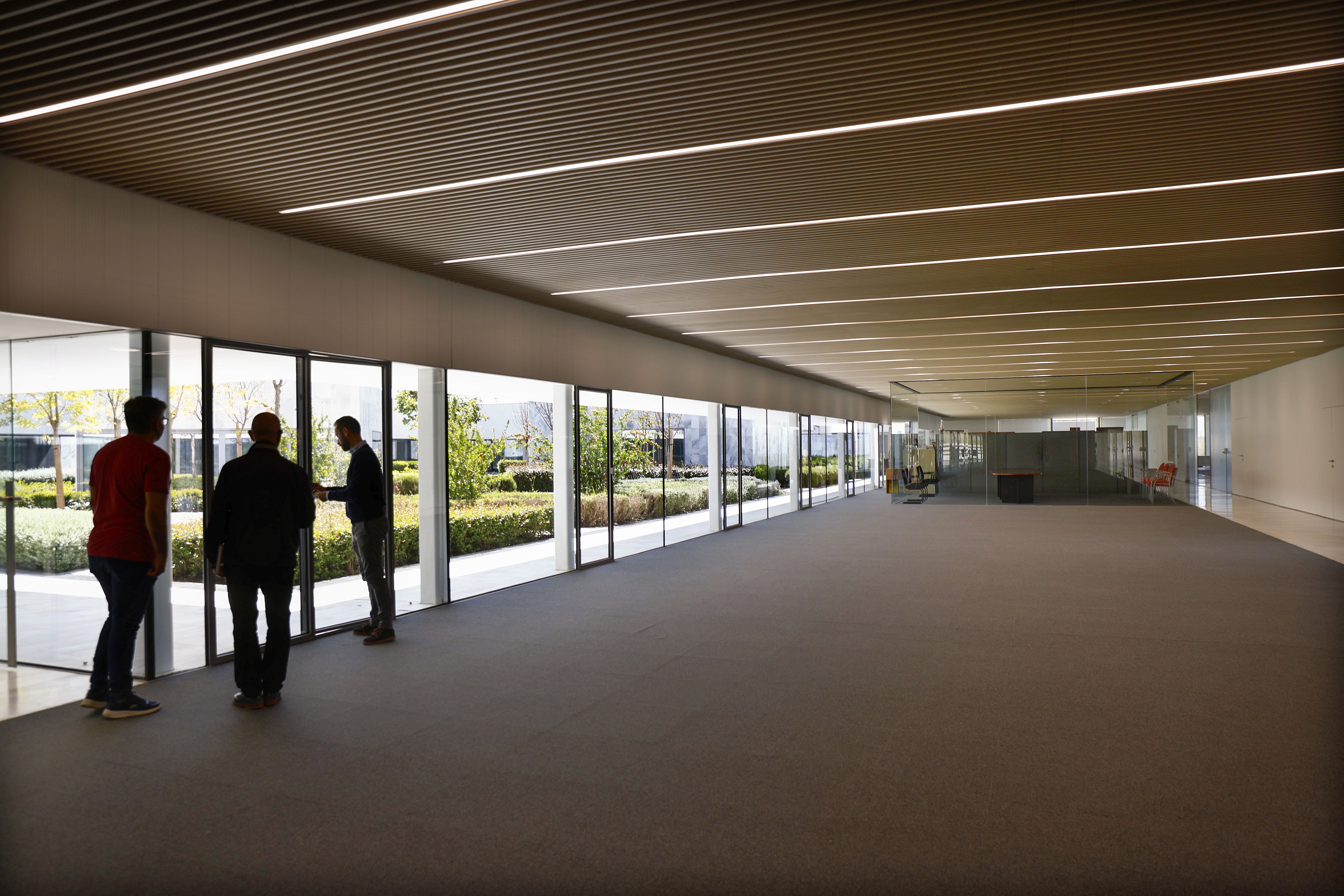 La UMA adjudicó a mediados de 2017 el proyecto del nuevo edificio a los estudios de los arquitectos Roberto Ercilla Abaitua (fallecido el pasado mes de marzo), Rubén A. Alcolea Rodríguez, Jorge Tárrago Mingo y Luis Gil-Delgado Díez. Las obras salieron a licitación por un valor de 16,9 millones de euros, y la oferta económica de Sando y Conacon fue de 15.343.320 euros. La construcción de este complejo de edificios comenzó en julio de 2019. El coste de la obra alcanzó los 23 millones de euros.