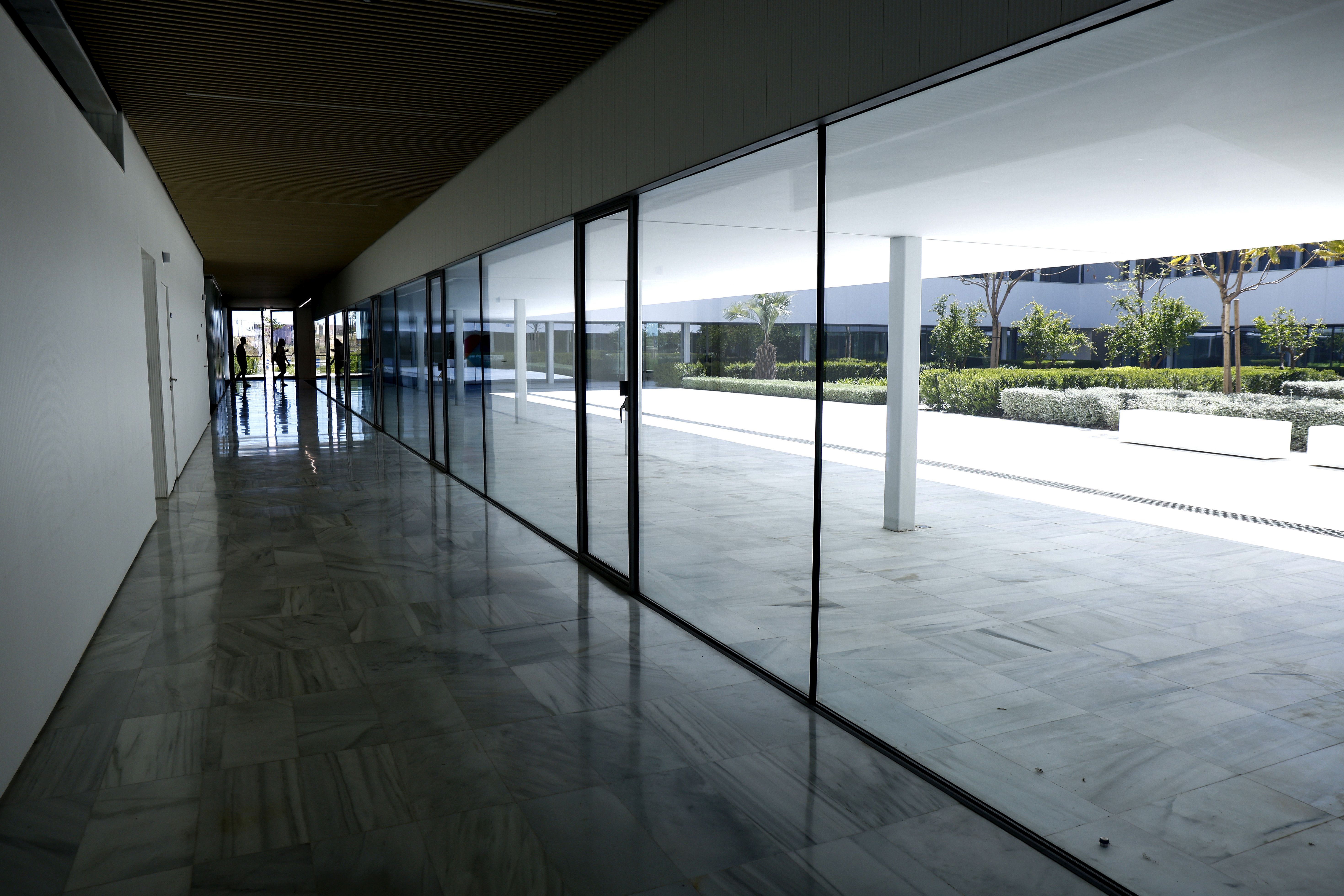 El edificio se articula alrededor de dos patios, una imagen muy representativa para este tipo de edificios universitarios, desde la de Bolonia o Cambridge pasando por La Sorbona o Alcalá de Henares. La planta baja se destina para todo el funcionamiento administrativo, y la primera se reserva al rector y vicerrectores.