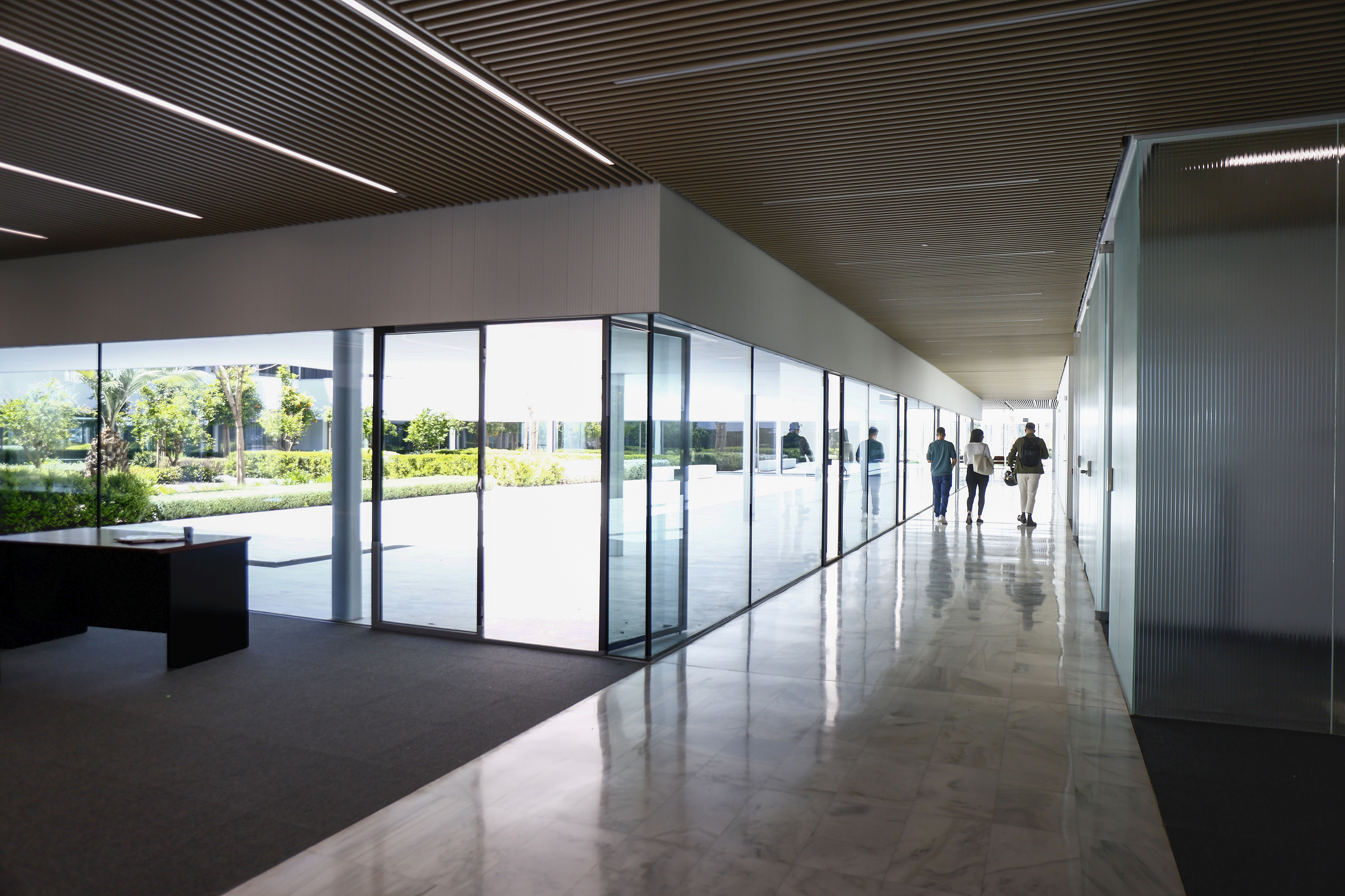 El edificio ha sido dimensionado para unos 350 trabajadores, atendiendo así a posibles crecimientos futuros. Los arquitectos han previsto una zona de trabajo amplia y flexible, de manera que el edificio cuenta con un gran espacio abierto, con pocos compartimentos rígidos, y con una delimitación en función del área o servicio de trabajo.