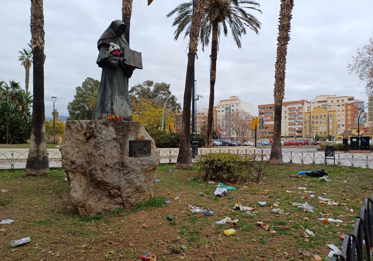 Vista de las jardineras llenas de basura.