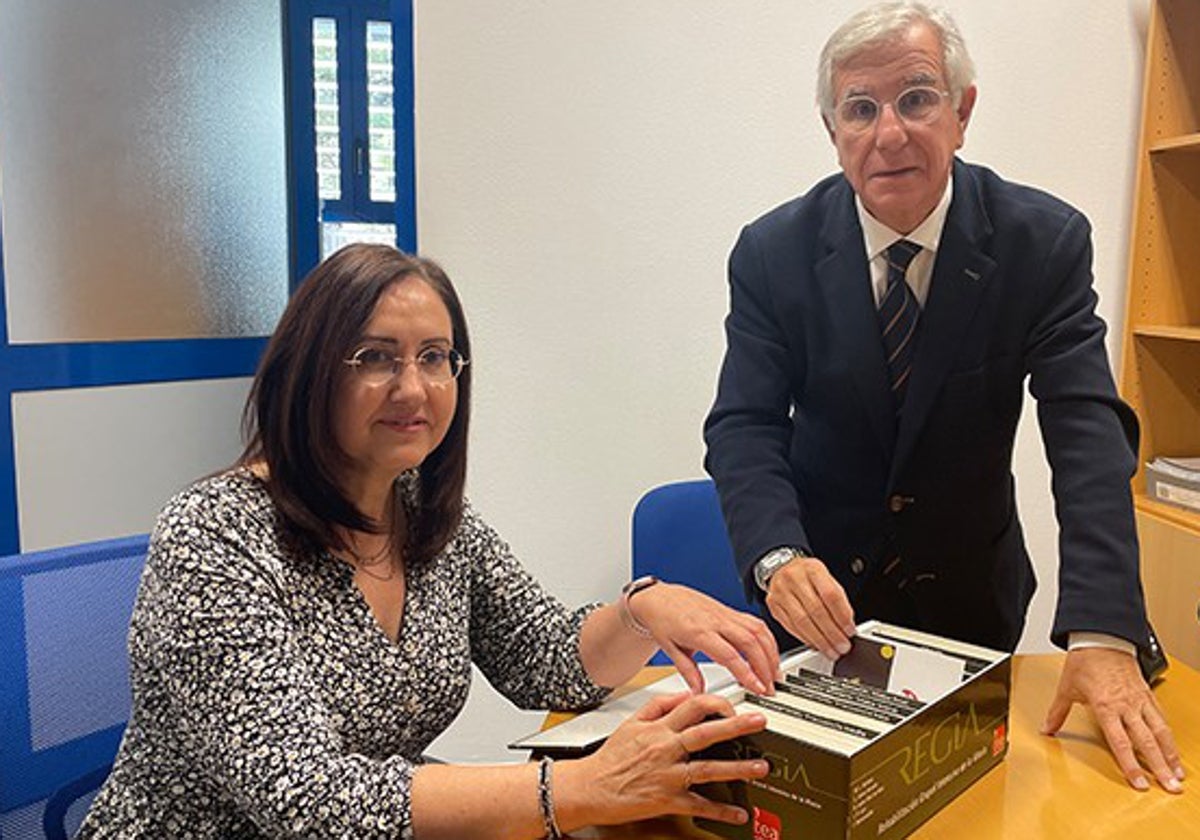 La principal autora del proyecto, Guadalupe Dávila, con las cartas de la terapia.