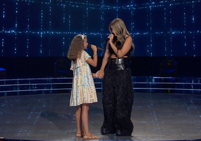 Amor López y Lola Índigo cantando 'Luna'.