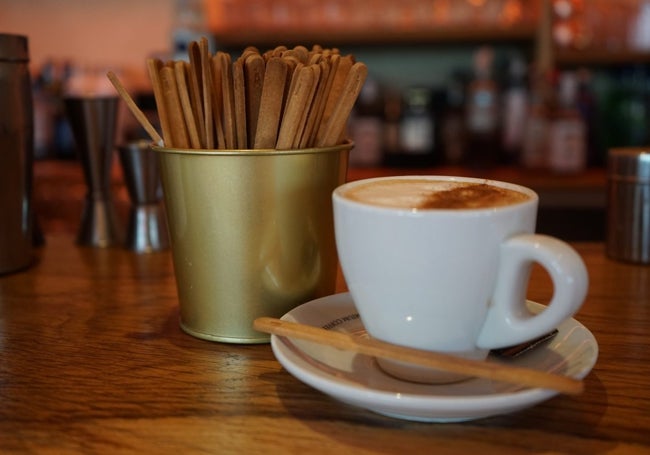 Los palitos comestibles de Plash acompañan una taza de café.