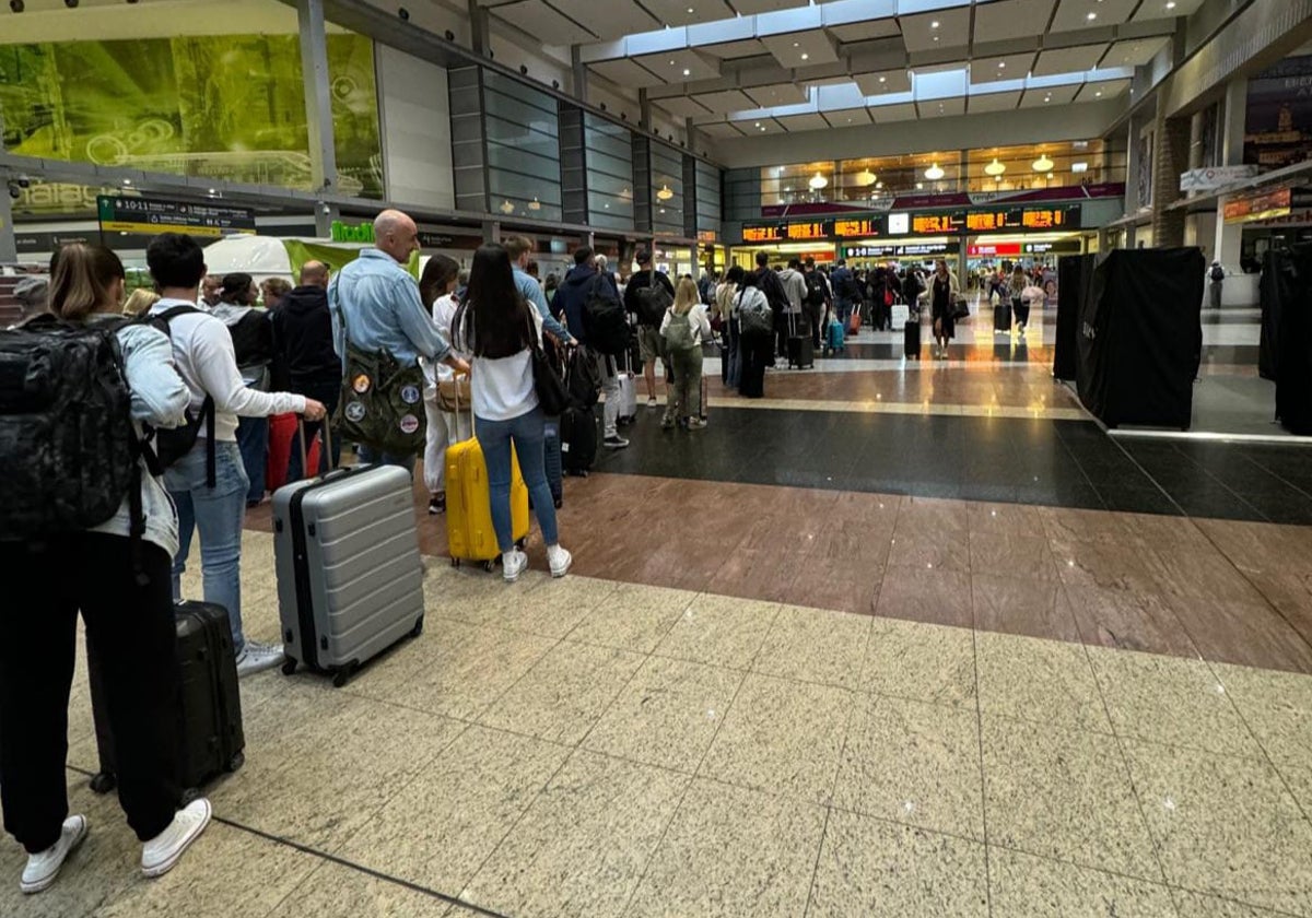 La cola para pasar el control de seguridad en María Zambrano llegaba hasta la entrada.