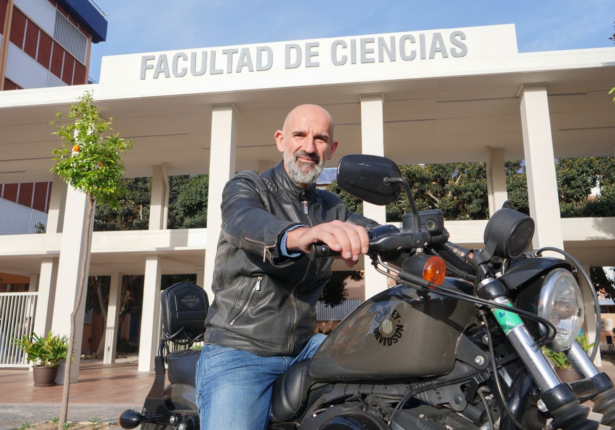 El catedrático Miguel Ángel García en la puerta de la Facultad de Ciencias.