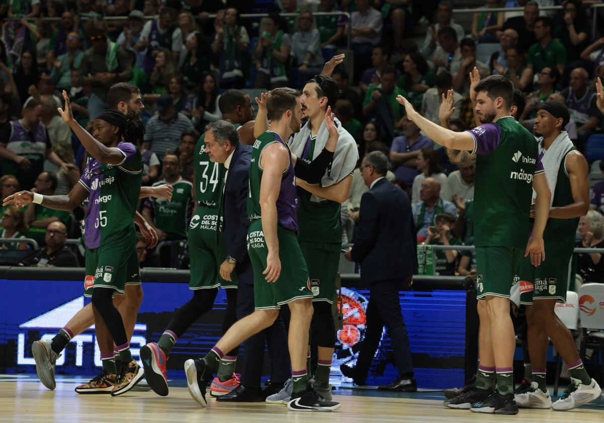 Los jugadores del Unicaja delebran su victoria ante el UCAM Murcia el domingo.