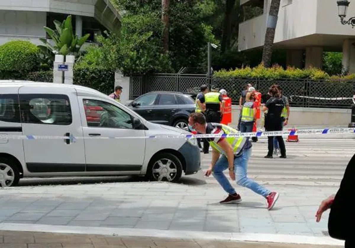 Imagen del dispositivo policial y de sanitarios en el lugar del crimen.