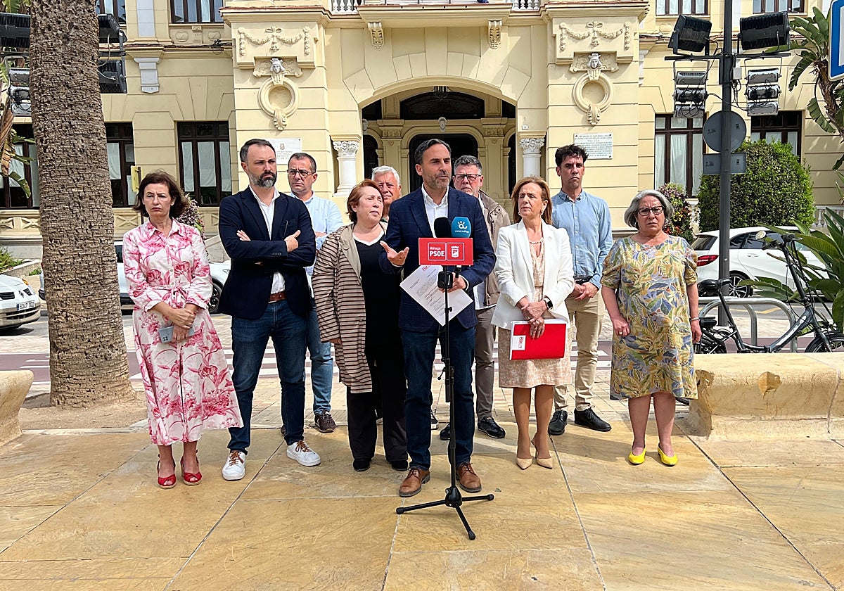 Dani Pérez, y sus concejales, a las puertas del Ayuntamiento.
