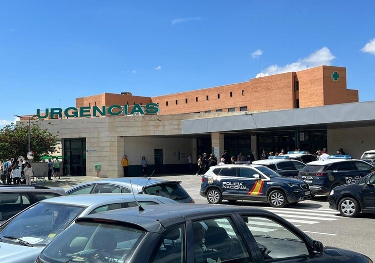 Policías en el hospital de Antequera el lunes tras la trifulca.