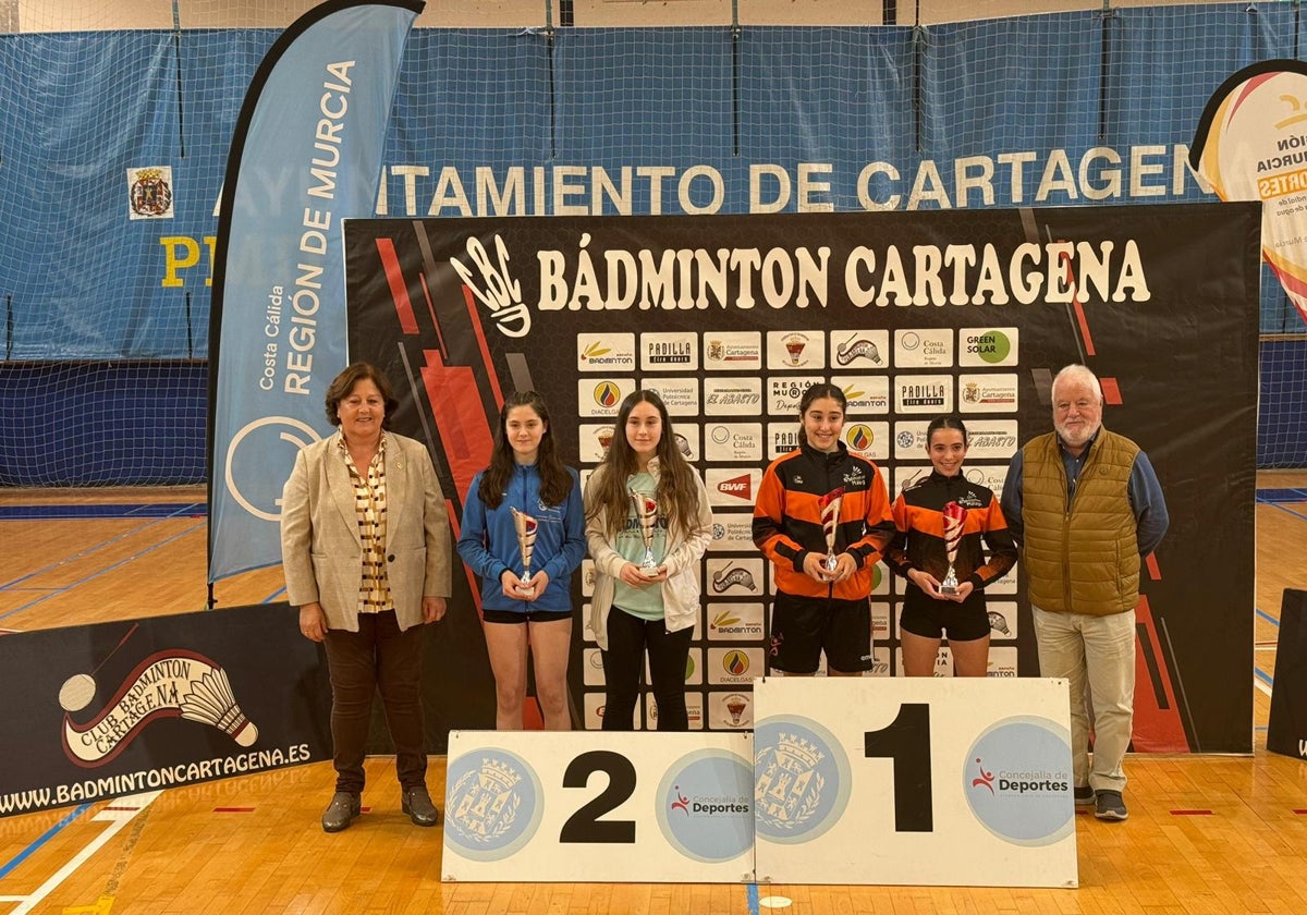 El podio femenino sub-15 en el Master de Cartagena de bádminton.