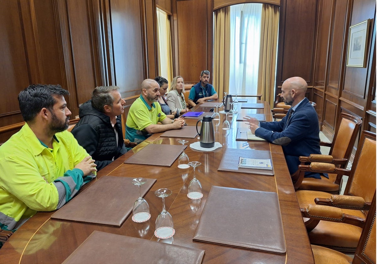 Reunión entre el subdelegado y la plataforma de empresas afectadas.